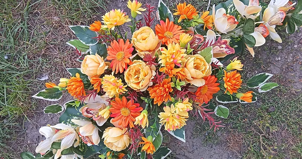 bukiet jasnych kwiatów pomarańczowych