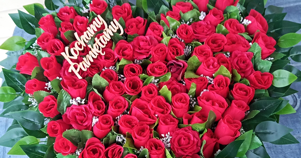 czerwone kwiaty z napisem Pamiętamy